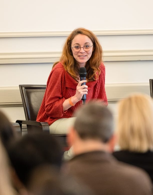 Marie Sandré, fondatrice de Pédagora, micro en main face au public lors d'une table ronde sur l'IA