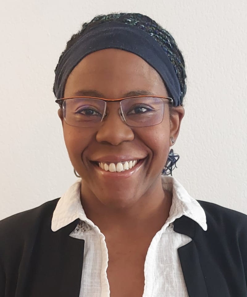 Portrait d'Itole Dogmo, consultante-formatrice IA et conformité RGPD et AI Act